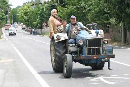 A%20tractor%20missing%20a%20front%20wheel.jpg